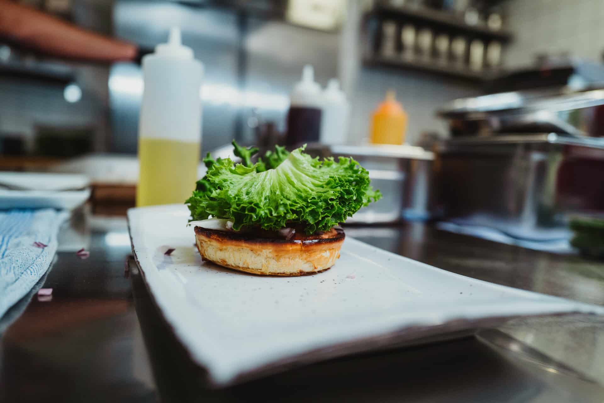 Frischer Burger mit Salat im Bungalow 7 Restaurant, Bar, Lounge.
