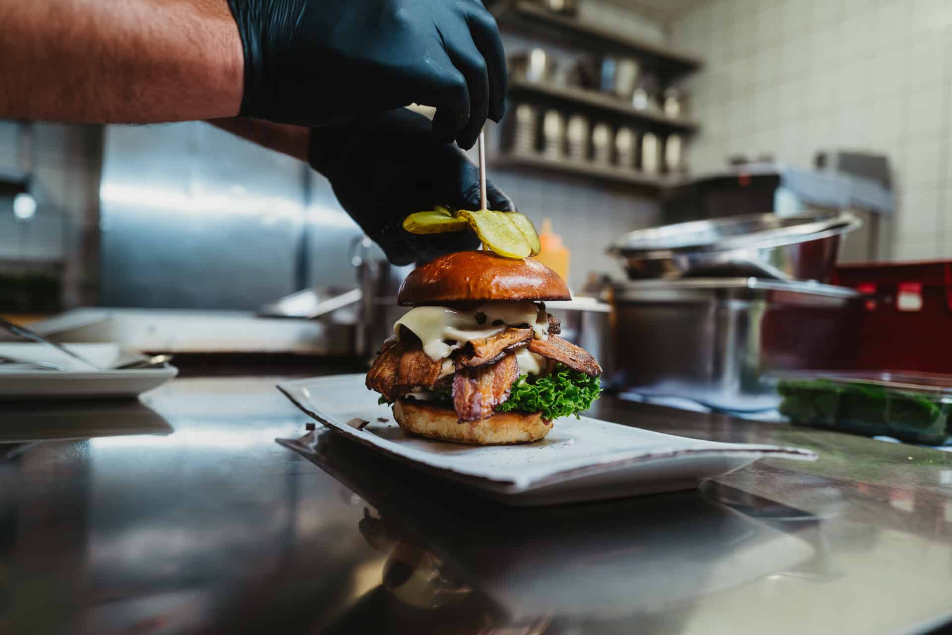 Hochwertiger Burger wird im Restaurant Bungalow 7 zubereitet.