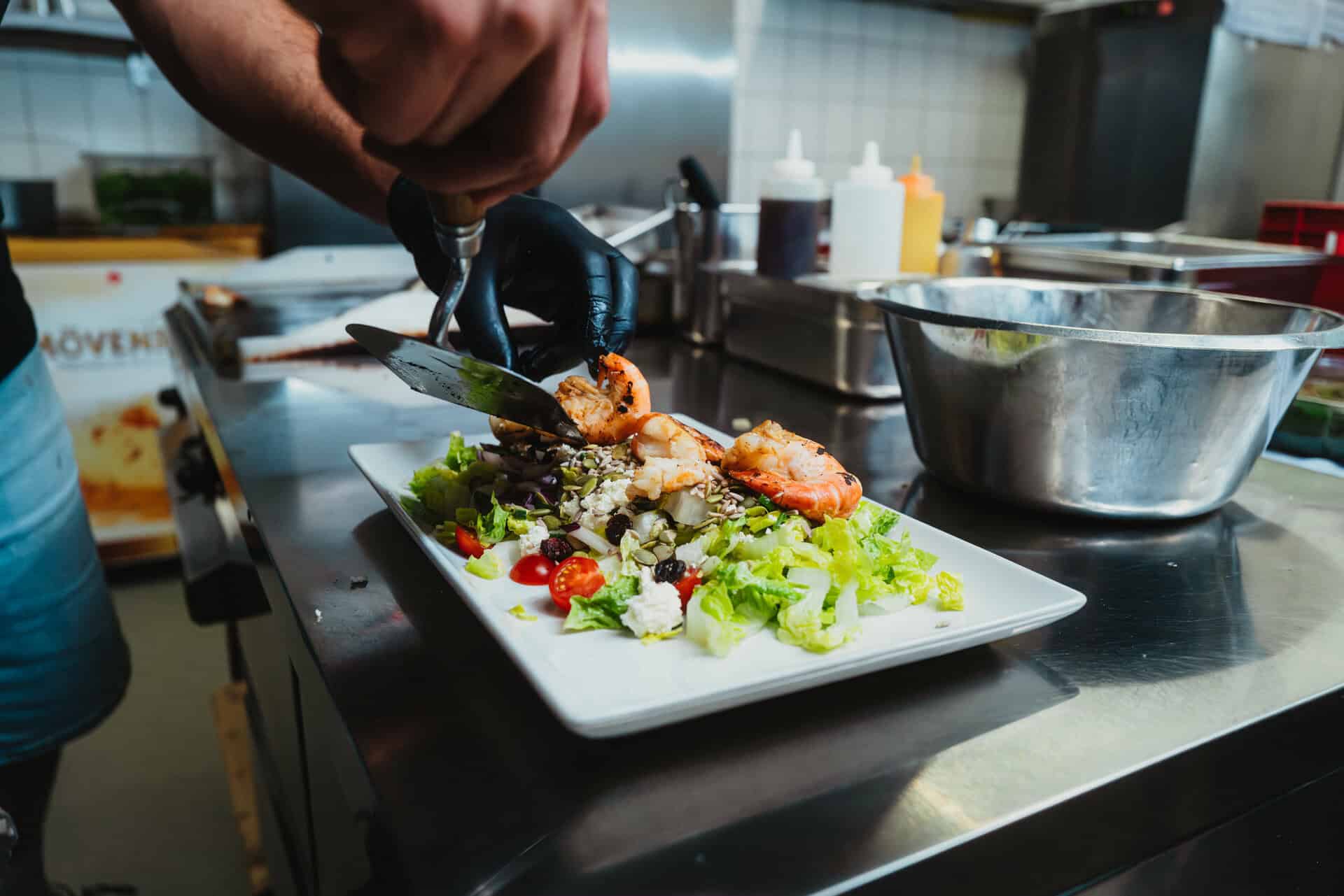 Gourmetgericht im Bungalow 7 mit frischen Zutaten und kreativer Präsentation.