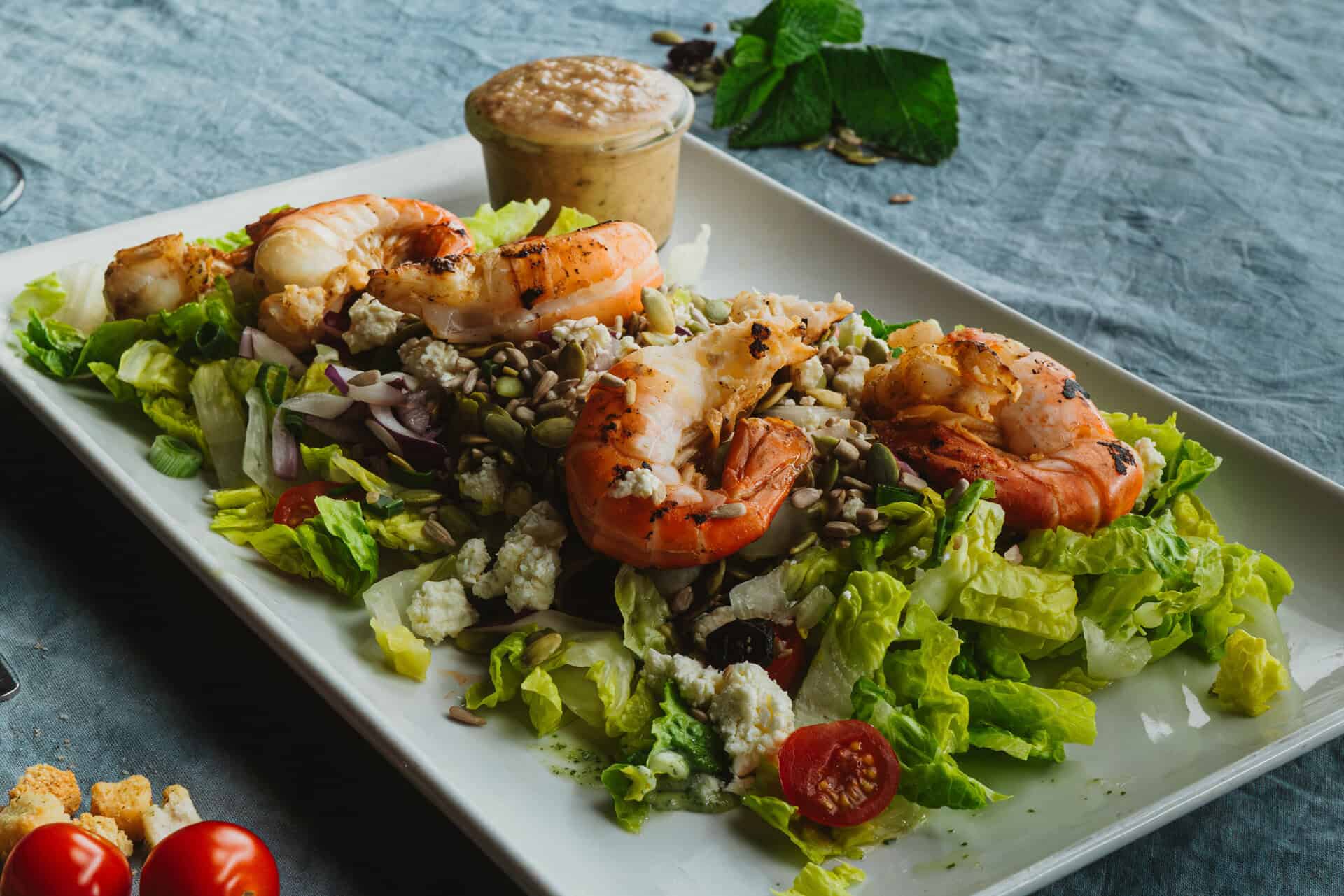 Frischer Garnelensalat mit Salat, Tomaten und Dressing.
