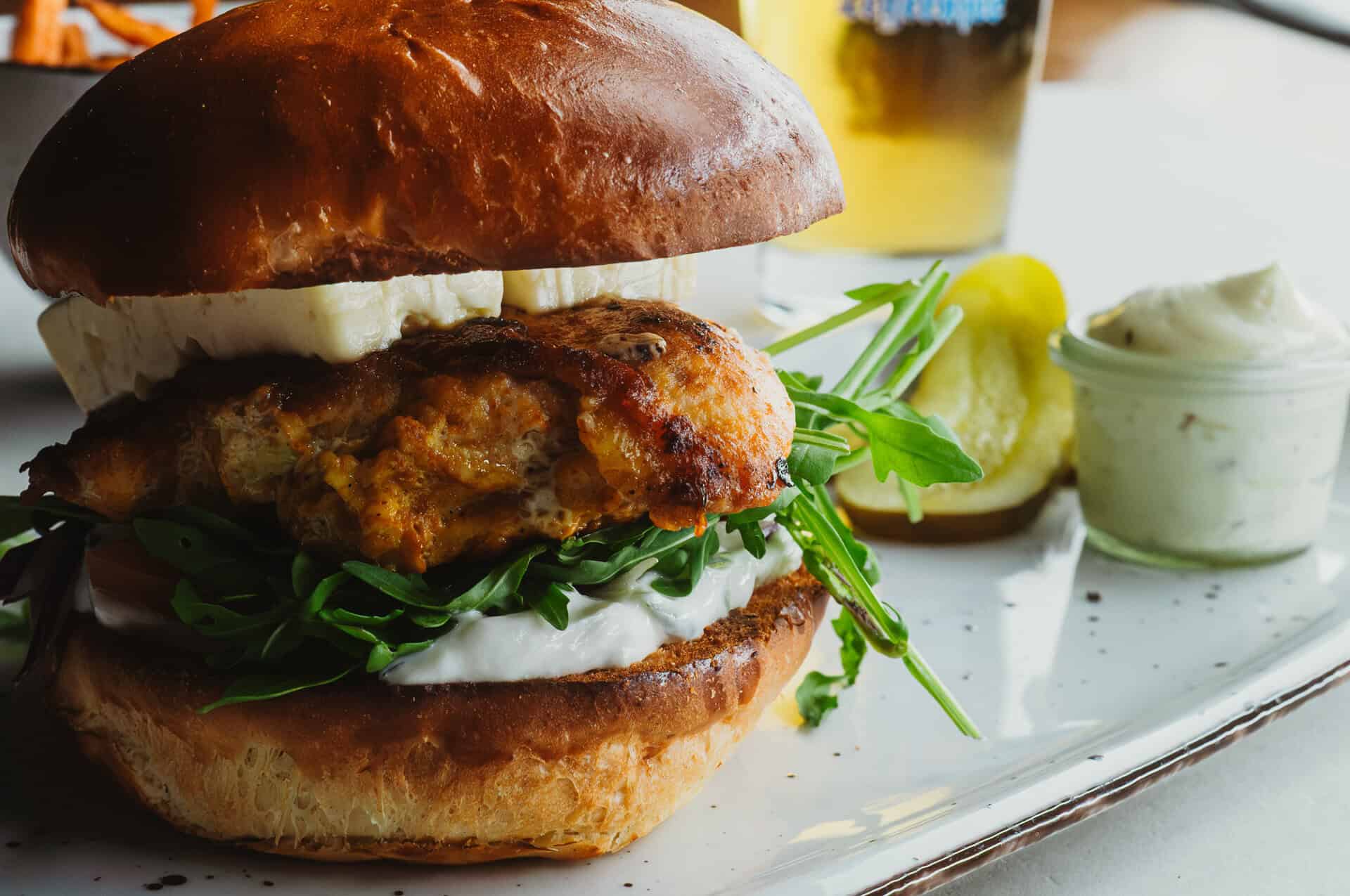 Leckeres Burger mit frischen Zutaten im Bungalow 7 Restaurant.