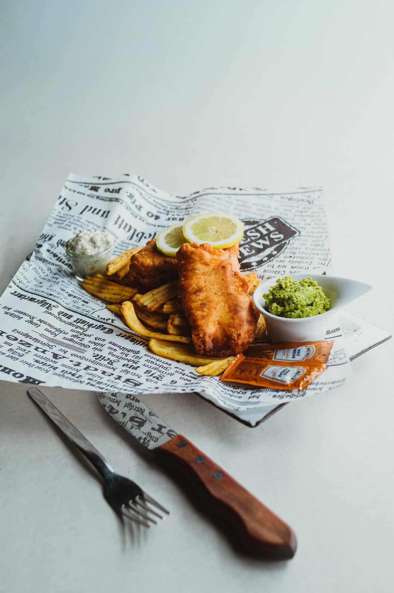 Frittiertes Hähnchen mit Zitronen, Pommes und Guacamole im Bungalow 7.