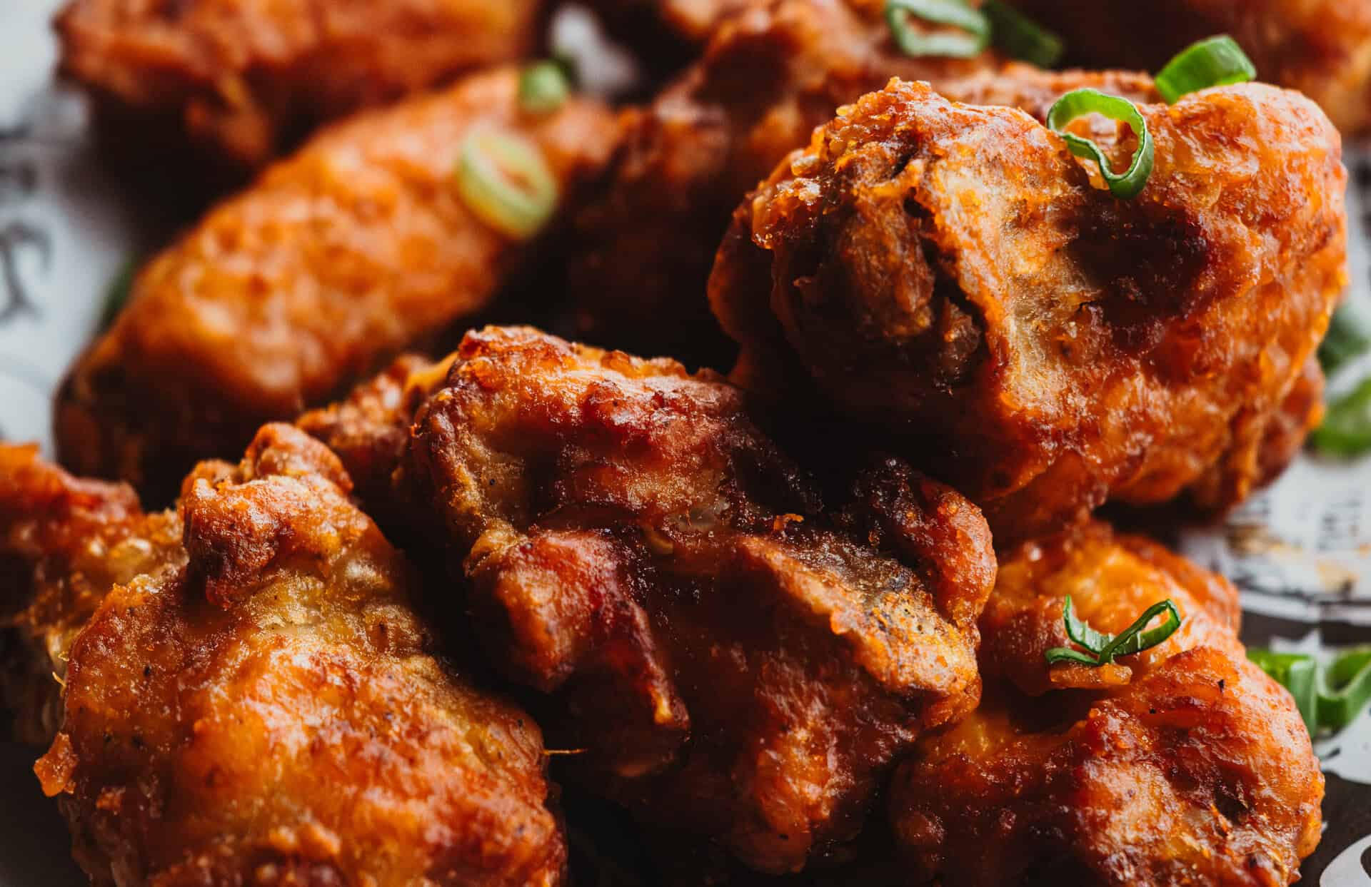 Crispy chicken wings with spring onions