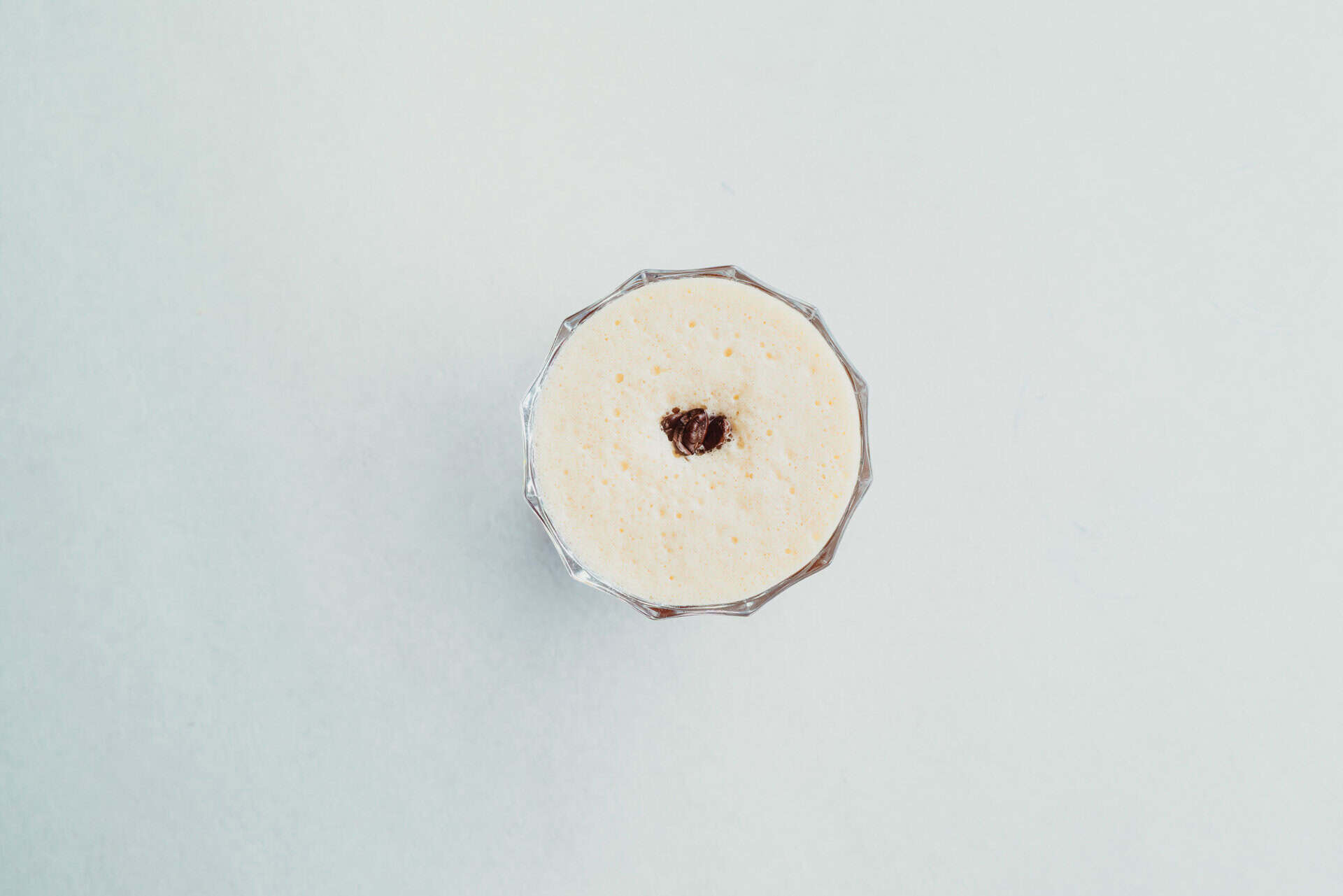 Dessert im Glas mit Schokoladenstückchen, elegant präsentiert.