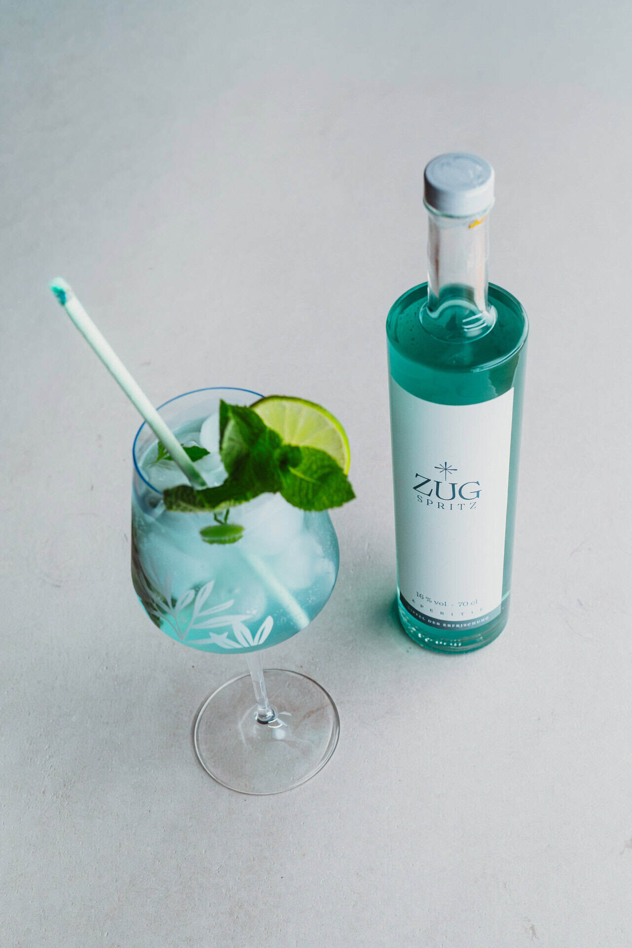 Refreshing drink with lime and mint