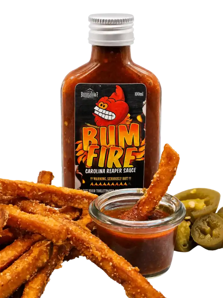 Scharfe Carolina Reaper Hot Sauce in Flasche mit Beilagen.