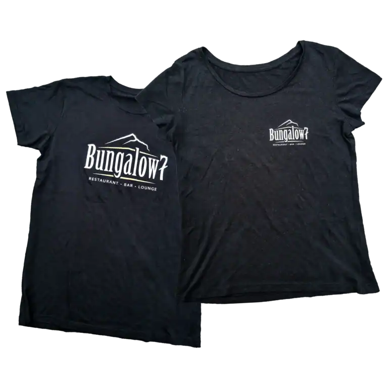 Zwei schwarze T-Shirts mit Bungalow 7 Logo für Restaurant, Bar, Lounge.